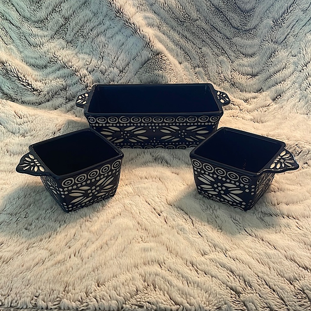 Temptations (Temp-Tations) Olde World carved pattern bakeware. Cobalt Blue
